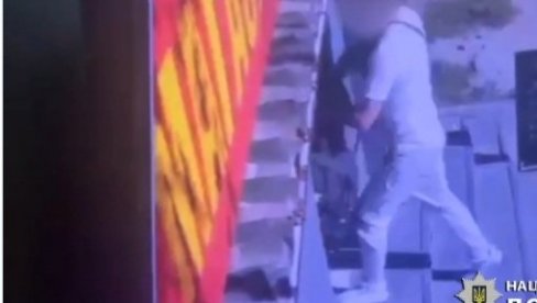 PUCNJAVA U KIJEVU: Muškarac uleteo sa puškom u prodavnicu i počeo nasumice da puca, kamera zabeležila sve (VIDEO) PUCNJAVA U KIJEVU: Muškarac uleteo sa puškom u prodavnicu i počeo nasumice da puca, kamera zabeležila sve (VIDEO)