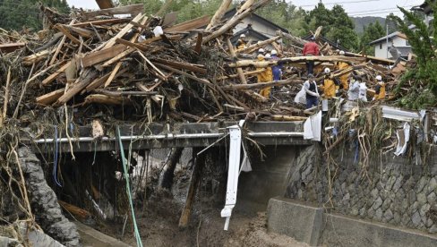 RASTE BROJ ŽRTAVA USLED POPLAVA I KLIZIŠTA: Desetoro nestalih, šest poginulih u Išikavi RASTE BROJ ŽRTAVA USLED POPLAVA I KLIZIŠTA: Desetoro nestalih, šest poginulih u Išikavi
