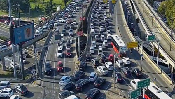 АУТОМОБИЛИ СЕ ЈЕДВА КРЕЋУ: Потпуни колапс у овим деловима престонице (ФОТО) АУТОМОБИЛИ СЕ ЈЕДВА КРЕЋУ: Потпуни колапс у овим деловима престонице (ФОТО)