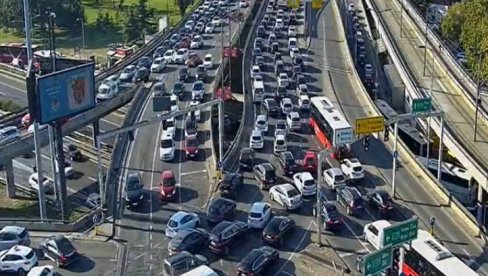 AUTOMOBILI SE JEDVA KREĆU: Potpuni kolaps u ovim delovima prestonice (FOTO) AUTOMOBILI SE JEDVA KREĆU: Potpuni kolaps u ovim delovima prestonice (FOTO)