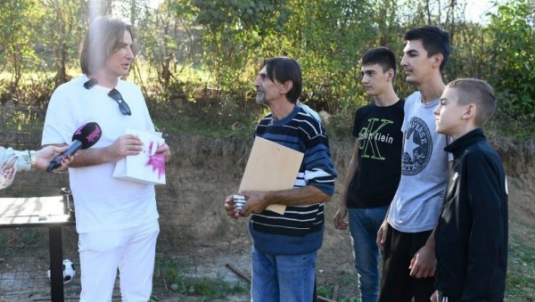 МИЛИОН ДИНАРА ЗА САМОХРАНОГ ОЦА ПЕТОРО ДЕЦЕ! Жељко Митровић помогао још једној угроженој породици МИЛИОН ДИНАРА ЗА САМОХРАНОГ ОЦА ПЕТОРО ДЕЦЕ! Жељко Митровић помогао још једној угроженој породици