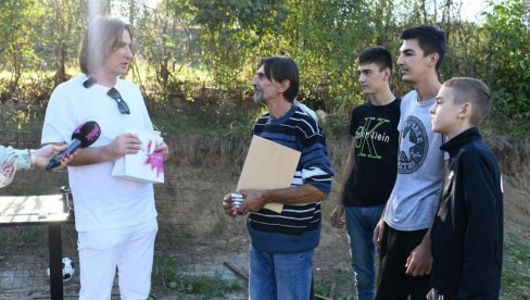 MILION DINARA ZA SAMOHRANOG OCA PETORO DECE! Željko Mitrović pomogao još jednoj ugroženoj porodici MILION DINARA ZA SAMOHRANOG OCA PETORO DECE! Željko Mitrović pomogao još jednoj ugroženoj porodici