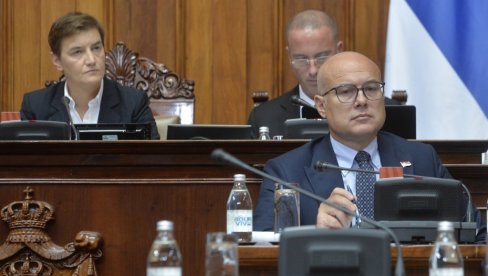 VUČEVIĆ ODGOVORIO ĆUTI: Vaša politika o KiM može biti izdaja ili rat, ne živite vi od poslaničke plate, to znaju i vaše kolege VUČEVIĆ ODGOVORIO ĆUTI: Vaša politika o KiM može biti izdaja ili rat, ne živite vi od poslaničke plate, to znaju i vaše kolege