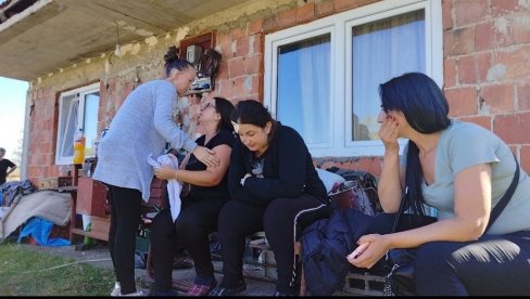ŠTA ĆE MI ŽIVOT BEZ MOJE DECE I DANIJA: Potresna ispovest Mirjane Lazović koja je u tragediji kod Kraljeva ostala bez troje dece i supruga ŠTA ĆE MI ŽIVOT BEZ MOJE DECE I DANIJA: Potresna ispovest Mirjane Lazović koja je u tragediji kod Kraljeva ostala bez troje dece i supruga