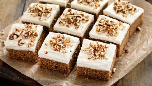 KREMASTE MOCART KOCKE: Jednostavni kolač od oraha i pudinga od vanile, ukusi koji bude nostalgiju KREMASTE MOCART KOCKE: Jednostavni kolač od oraha i pudinga od vanile, ukusi koji bude nostalgiju