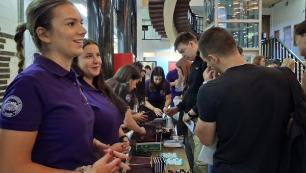 СВЕЧАНО НА МАШИНСКОМ ФАКУЛТЕТУ: Дочекана најбројнија генерација бруцоша на Машинцу СВЕЧАНО НА МАШИНСКОМ ФАКУЛТЕТУ: Дочекана најбројнија генерација бруцоша на Машинцу