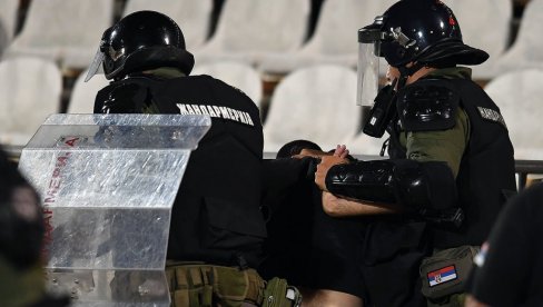 DIVLJANJE NA DERBIJU: Navijač Partizana uleteo na teren nakon dosuđenog penala za Zvezdu (VIDEO) DIVLJANJE NA DERBIJU: Navijač Partizana uleteo na teren nakon dosuđenog penala za Zvezdu (VIDEO)