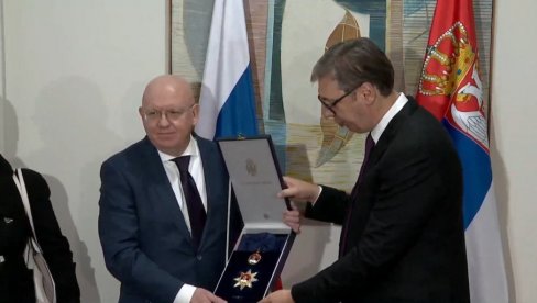 VUČIĆ ODLIKOVAO NEBENZJU ORDENOM SRPSKE ZASTAVE PRVOG STEPENA: Rusija i Srbija godinama gaje bratsvo i prijateljstvo VUČIĆ ODLIKOVAO NEBENZJU ORDENOM SRPSKE ZASTAVE PRVOG STEPENA: Rusija i Srbija godinama gaje bratsvo i prijateljstvo