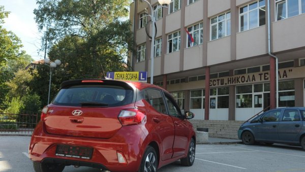НОВИ АУТО ЗА ОБУКУ ЂАКА: Донација локалне самоуправе ЕСТШ „Никола Тесла“ у Краљеву НОВИ АУТО ЗА ОБУКУ ЂАКА: Донација локалне самоуправе ЕСТШ „Никола Тесла“ у Краљеву