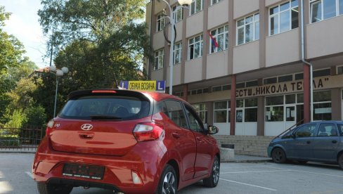 НОВИ АУТО ЗА ОБУКУ ЂАКА: Донација локалне самоуправе ЕСТШ „Никола Тесла“ у Краљеву НОВИ АУТО ЗА ОБУКУ ЂАКА: Донација локалне самоуправе ЕСТШ „Никола Тесла“ у Краљеву