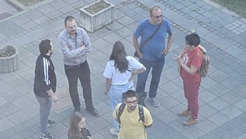 GRUHONJIĆ BI DA BIRA I STUDENTSKI PARLAMENT: Neformalna grupa stav izazvala incidente ispred rektorata univerziteta u Novom Sadu GRUHONJIĆ BI DA BIRA I STUDENTSKI PARLAMENT: Neformalna grupa stav izazvala incidente ispred rektorata univerziteta u Novom Sadu