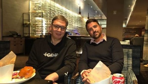 МОЈ ДРУГ И ТЕНИСКА ЛЕГЕНДА Вучић са Типсаревићем: Стигло нам је велико појачање из Београда МОЈ ДРУГ И ТЕНИСКА ЛЕГЕНДА Вучић са Типсаревићем: Стигло нам је велико појачање из Београда