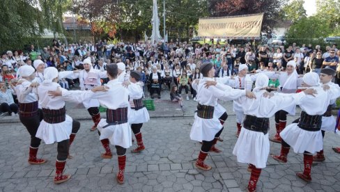 NEGUJU SRPSKU BAŠTINU: U Kraljevu održana deveta Smotra narodnog stvaralaštva NEGUJU SRPSKU BAŠTINU: U Kraljevu održana deveta Smotra narodnog stvaralaštva