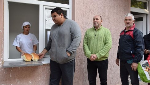 MNOGIMA JEDINI OBROK IZ KAZANA: Narodna kuhinja pri Crvenom krstu u Jagodini hrani 450 korisnika MNOGIMA JEDINI OBROK IZ KAZANA: Narodna kuhinja pri Crvenom krstu u Jagodini hrani 450 korisnika