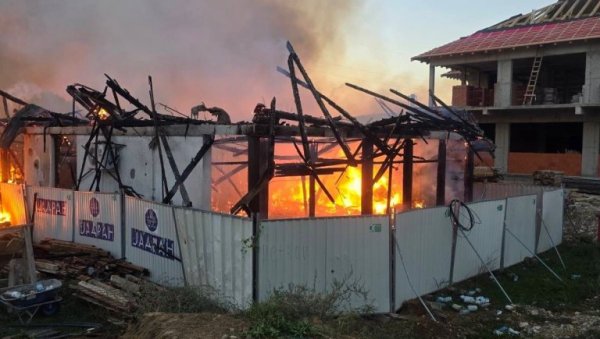 ПОЖАР У НЕВАДАМА КОД ГОРЊЕГ МИЛАНОВЦА Изгорео вртић ПУ Сунце ПОЖАР У НЕВАДАМА КОД ГОРЊЕГ МИЛАНОВЦА Изгорео вртић ПУ Сунце