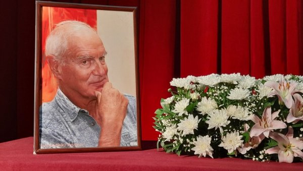СЕЋАЊЕ НА ВЕЛИКАНА СРПСКЕ ТЕЛЕВИЗИЈЕ: У Власотинцу обележено 40 дана од смрти сценаристе Синише Павића СЕЋАЊЕ НА ВЕЛИКАНА СРПСКЕ ТЕЛЕВИЗИЈЕ: У Власотинцу обележено 40 дана од смрти сценаристе Синише Павића