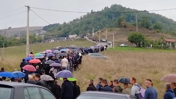 ЗВОНЕ ЗВОНА ЗА ТРОЈЕ МАЛИШАНА И ЊИХОВОГ ОЦА: Тужна поворка кренула ка вечној кући настрадалих - мајка Мирјана испраћа своје најмилије ЗВОНЕ ЗВОНА ЗА ТРОЈЕ МАЛИШАНА И ЊИХОВОГ ОЦА: Тужна поворка кренула ка вечној кући настрадалих - мајка Мирјана испраћа своје најмилије