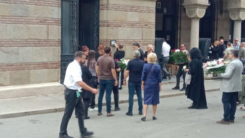 ЋЕРКА У СУЗАМА МИЛУЈЕ УМРЛИЦУ: Беле руже на сандуку Радмиле Живковић, колеге и породица глумицу прате на вечни починак (ФОТО) ЋЕРКА У СУЗАМА МИЛУЈЕ УМРЛИЦУ: Беле руже на сандуку Радмиле Живковић, колеге и породица глумицу прате на вечни починак (ФОТО)