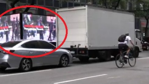 KURTI PONIŽEN U NJUJORKU: Kruže tri kamiona po Menhetnu i kroz Tajms skver, a na njima su dokazi o maltretiranju Srba na Kosovu i Metohiji KURTI PONIŽEN U NJUJORKU: Kruže tri kamiona po Menhetnu i kroz Tajms skver, a na njima su dokazi o maltretiranju Srba na Kosovu i Metohiji