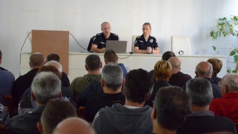 EDUKACIJA JAGODINSKIH TRAKTORISTA: Bezbednost traktorista u saobraćaju (FOTO) EDUKACIJA JAGODINSKIH TRAKTORISTA: Bezbednost traktorista u saobraćaju (FOTO)