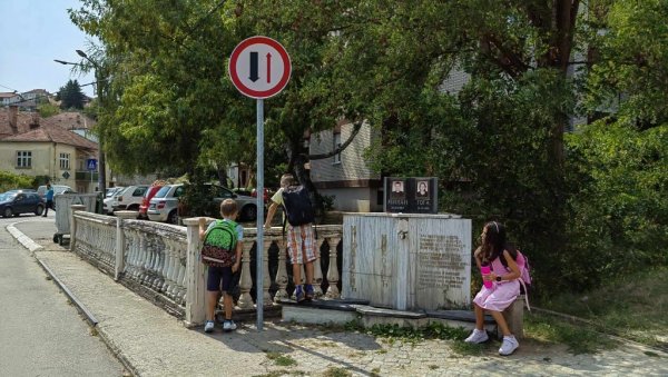 БУРА ОКО НАЈНОВИЈЕ САОБРАЋАЈНЕ СИГНАЛИЗАЦИЈЕ У ВЛАДИЧИНОМ ХАНУ Знак (ни)је скрнављење спомен-чесме БУРА ОКО НАЈНОВИЈЕ САОБРАЋАЈНЕ СИГНАЛИЗАЦИЈЕ У ВЛАДИЧИНОМ ХАНУ Знак (ни)је скрнављење спомен-чесме