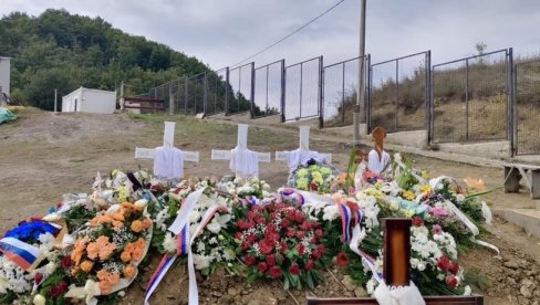 PRIZOR KOJI SLAMA SRCA: Četiri krsta jedan pored drugog - grobovi Danijela i njegovo troje dece prekriveni cvećem (VIDEO) PRIZOR KOJI SLAMA SRCA: Četiri krsta jedan pored drugog - grobovi Danijela i njegovo troje dece prekriveni cvećem (VIDEO)