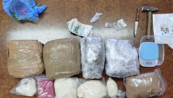СОМБОРЦИ УХВАЋЕНИ СА МАРИХУАНОМ И КОКАИНОМ: Полиција ухапсила два младића и запленила наркотике СОМБОРЦИ УХВАЋЕНИ СА МАРИХУАНОМ И КОКАИНОМ: Полиција ухапсила два младића и запленила наркотике