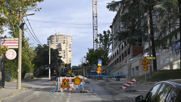 РАДОВИ БЛОКИРАЛИ БОГОСЛОВИЈУ: Због градње канализације у делу улице Драгослава Срејовића код хале Александар Николић стварају се гужве РАДОВИ БЛОКИРАЛИ БОГОСЛОВИЈУ: Због градње канализације у делу улице Драгослава Срејовића код хале Александар Николић стварају се гужве