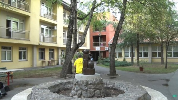 НЕПОКРЕТНЕ КУПАЈУ ТЕК НА ДВЕ НЕДЕЉЕ: Дом за инвалиде на Бежанији уместо потребних 17 има седам неговатеља НЕПОКРЕТНЕ КУПАЈУ ТЕК НА ДВЕ НЕДЕЉЕ: Дом за инвалиде на Бежанији уместо потребних 17 има седам неговатеља