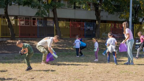 ЧАС ЕКОЛОГИЈЕ КРОЗ ПРАКСУ: Деца и родитељи осмолетке Ратко Митровић чистили у дворишту и околини ЧАС ЕКОЛОГИЈЕ КРОЗ ПРАКСУ: Деца и родитељи осмолетке Ратко Митровић чистили у дворишту и околини