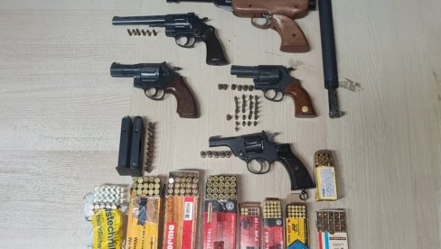 POLICIJA U SMEDEREVU OTKRILA ARSENAL ORUŽJA: Oduzeti revolveri, vazdušni pištolj, prigušivač i municija POLICIJA U SMEDEREVU OTKRILA ARSENAL ORUŽJA: Oduzeti revolveri, vazdušni pištolj, prigušivač i municija