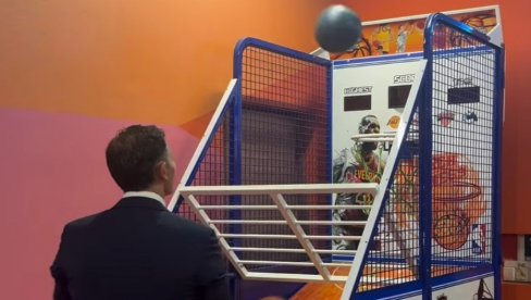 MINISTAR MALI PODELIO ZANIMLJIV SNIMAK: Malo opuštanja ovog jutra pred nastavak skupštinskog zasedanja (VIDEO) MINISTAR MALI PODELIO ZANIMLJIV SNIMAK: Malo opuštanja ovog jutra pred nastavak skupštinskog zasedanja (VIDEO)
