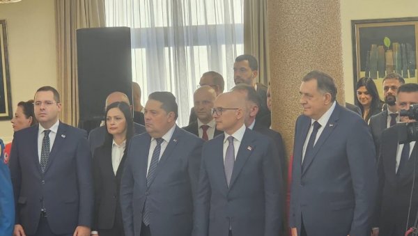 ВУЧЕВИЋ НА ПИТАЊЕ НОВОСТИ: У плану нови пројекти и улагања у РС ВУЧЕВИЋ НА ПИТАЊЕ НОВОСТИ: У плану нови пројекти и улагања у РС