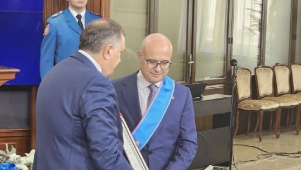 ЧАСТ ЗА ВУЧЕВИЋА: Додик одликовао премијера Србије Орденом Републике Српске на ленти (ФОТО) ЧАСТ ЗА ВУЧЕВИЋА: Додик одликовао премијера Србије Орденом Републике Српске на ленти (ФОТО)
