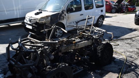 IZGORELO 11 AUTOMOBILA: Požar u automehaničarskoj radionici u Futogu IZGORELO 11 AUTOMOBILA: Požar u automehaničarskoj radionici u Futogu
