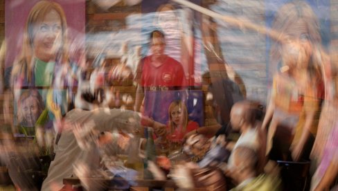 CILJ - SPREČITI MIGRANTE: Da li Albanci slikama Meloni odvraćaju izbeglice? Premijerka Italije: Potopiti čamce koji su ih spasili CILJ - SPREČITI MIGRANTE: Da li Albanci slikama Meloni odvraćaju izbeglice? Premijerka Italije: Potopiti čamce koji su ih spasili