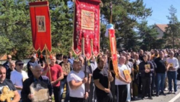 ПРОТЕСТ УЗ ИКОНЕ И ВЕРСКЕ ПЕСМЕ: Више стотина грађана окупило се данас испред полицијске станице у Зубином Потоку ПРОТЕСТ УЗ ИКОНЕ И ВЕРСКЕ ПЕСМЕ: Више стотина грађана окупило се данас испред полицијске станице у Зубином Потоку