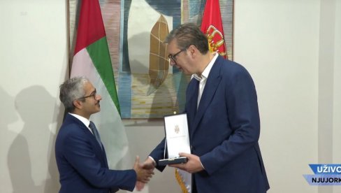 URUČENJE ODLIKOVANJA U NJUJORKU: Vučić sa prijateljem Srbije (VIDEO) URUČENJE ODLIKOVANJA U NJUJORKU: Vučić sa prijateljem Srbije (VIDEO)