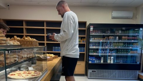 BUREK I JOGURT, PA PRAVAC NBA: Jokić uoči puta za Denver u somborskoj pekari dopunio baterije BUREK I JOGURT, PA PRAVAC NBA: Jokić uoči puta za Denver u somborskoj pekari dopunio baterije