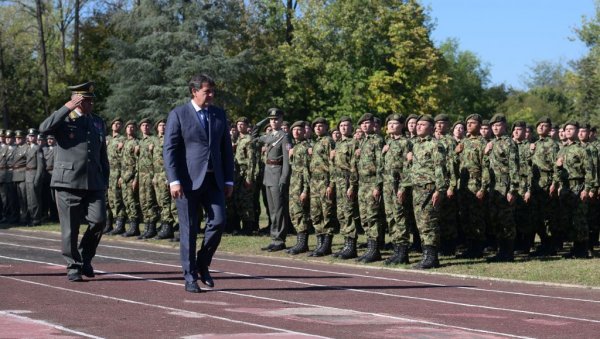 КАДЕТИ И ВОЈНИЦИ СТАЛИ У ОДВАЖНИ И ХРАБРИ СТРОЈ: Одржане свечаности полагања заклетве КАДЕТИ И ВОЈНИЦИ СТАЛИ У ОДВАЖНИ И ХРАБРИ СТРОЈ: Одржане свечаности полагања заклетве