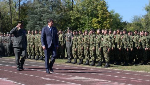 KADETI I VOJNICI STALI U ODVAŽNI I HRABRI STROJ: Održane svečanosti polaganja zakletve KADETI I VOJNICI STALI U ODVAŽNI I HRABRI STROJ: Održane svečanosti polaganja zakletve