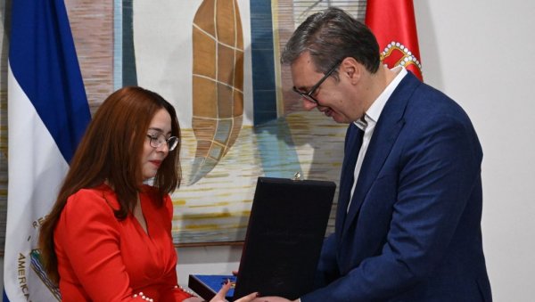 ЗАСЛУЖЕНО ОДЛИКОВАЊЕ: Вучић доделио орден чувеној амбасадорки Никарагве која је имала најбољи говор током расправе о резолуцији о Сребреници ЗАСЛУЖЕНО ОДЛИКОВАЊЕ: Вучић доделио орден чувеној амбасадорки Никарагве која је имала најбољи говор током расправе о резолуцији о Сребреници