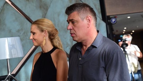 DESET GODINA MLAĐA: Ko je lepotica koja je osvojila srce Sava Miloševića? (FOTO) DESET GODINA MLAĐA: Ko je lepotica koja je osvojila srce Sava Miloševića? (FOTO)