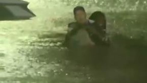 VODITELJ U PROGRAMU UŽIVO SPASIO ŽENU OD SIGURNE SMRTI: Kamere zabeležile dramatične scene (VIDEO) VODITELJ U PROGRAMU UŽIVO SPASIO ŽENU OD SIGURNE SMRTI: Kamere zabeležile dramatične scene (VIDEO)