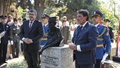 ДУЖЕ ОД ПОЛА ВЕКА ЧУВАО СРПСКО ВОЈНИЧКО ГРОБЉЕ: Министар Гашић открио спомен-бисту Ђорђу Михаиловићу (ФОТО) ДУЖЕ ОД ПОЛА ВЕКА ЧУВАО СРПСКО ВОЈНИЧКО ГРОБЉЕ: Министар Гашић открио спомен-бисту Ђорђу Михаиловићу (ФОТО)