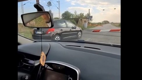 SNIMAK KOJI LEDI KRV U ŽILAMA: Vozač prelazi prugu uprkos spuštenoj rampi, svi ga osudili u komentarima SNIMAK KOJI LEDI KRV U ŽILAMA: Vozač prelazi prugu uprkos spuštenoj rampi, svi ga osudili u komentarima