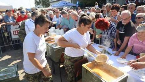 „VOJNIČKA PASULJIJADA“ U VETERNIKU OKUPILA BROJNE POSETIOCE: Manifestacija imala humanitarni karakter „VOJNIČKA PASULJIJADA“ U VETERNIKU OKUPILA BROJNE POSETIOCE: Manifestacija imala humanitarni karakter