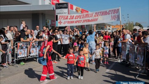 DECA OTVORENOG SRCA TRČALA ZA SREĆNIJE DETINJSTVO: Manifestacija u Zrenjaninu DECA OTVORENOG SRCA TRČALA ZA SREĆNIJE DETINJSTVO: Manifestacija u Zrenjaninu