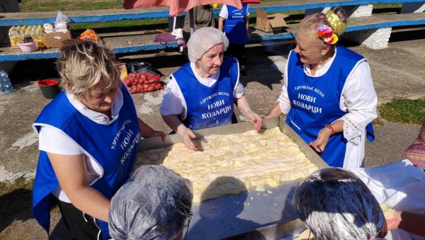 УМЕСИЛЕ КРОМПИРУШУ ДУГУ 35,55 МЕТАРА: Код Кикинде одржана 14. Питијада, ево шта су све спремиле вредне домаћице (ФОТО) УМЕСИЛЕ КРОМПИРУШУ ДУГУ 35,55 МЕТАРА: Код Кикинде одржана 14. Питијада, ево шта су све спремиле вредне домаћице (ФОТО)