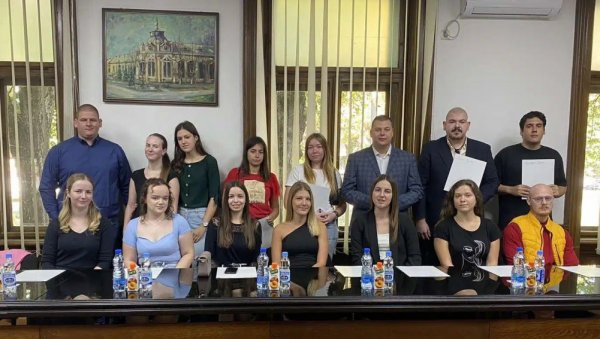 80.000 ДИНАРА ЗА СТУДЕНТЕ: Општина Пландиште доделила стипендије најуспешнијима 80.000 ДИНАРА ЗА СТУДЕНТЕ: Општина Пландиште доделила стипендије најуспешнијима